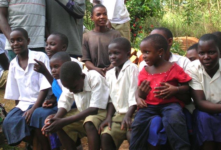 De mindre gatubarnen Evangelisten Kiwia Vid vår resa i Tanzania hade vi möjlighet att besöka olika projekt inom Evangeliska Lutheranska Kyrkan i Tanzania, ELCT.