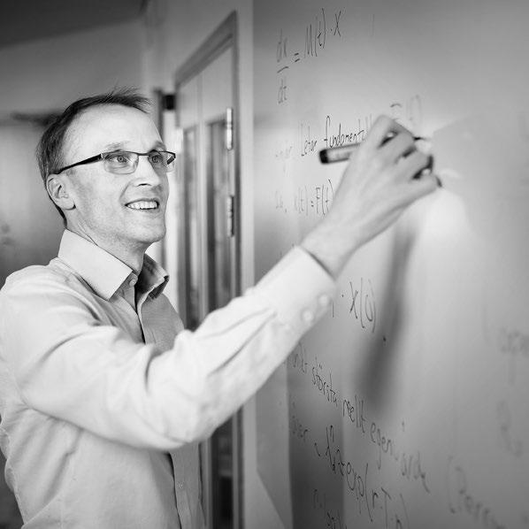 Den senaste tidens snabba datorutveckling har också gjort det möjligt att använda mer och mer avancerade modeller, som ofta studeras med en kombination av matematiska metoder och datorsimuleringar.