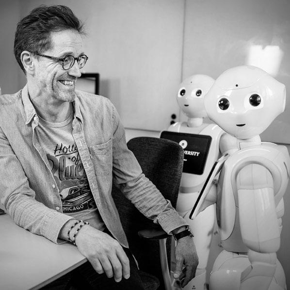 Inlärningen kan göras på en låg nivå med signaler från sensorer och motorer, eller på en hög symbolisk och komplex nivå i form av exempelvis prägling.
