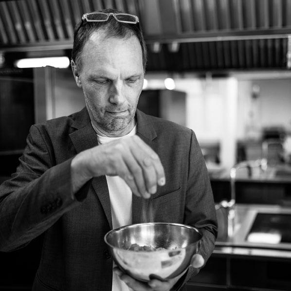 NIELS HEINE KRISTENSEN PROFESSOR I MÅLTIDS- OCH RESTAURANGVETENSKAP 1 SEPTEMBER 2017 Studier av hållbar transition inom livsmedel och gastronomi Niels Heine Kristensen har i sin forskning fokuserat