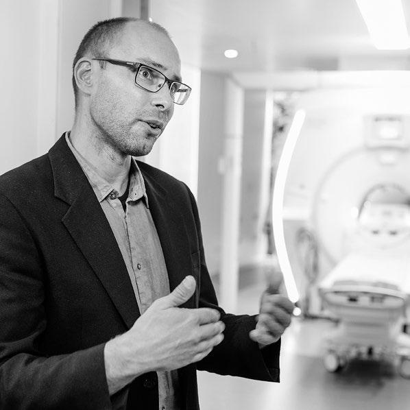 TUFVE NYHOLM PROFESSOR I MEDICINSK STRÅLNINGSFYSIK 1 NOVEMBER 2017 Bildgivande metoder för förbättrad strålbehandling Tufve Nyholms forskning handlar om metod- och teknikutveckling inom strålterapi.