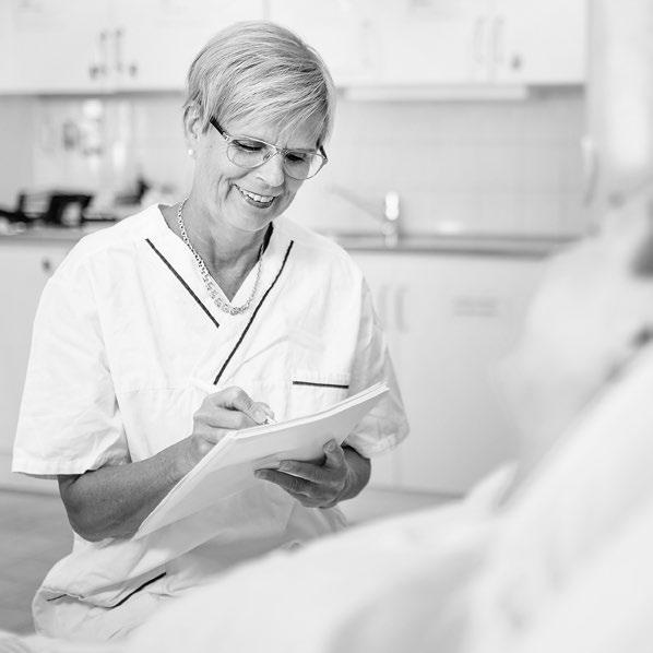 BIRGITTA OLOFSSON PROFESSOR I OMVÅRDNAD 1 DECEMBER 2017 Vill förbättra vård och omsorg av äldre personer Den vanligaste komplikationen efter höftoperationer är akut förvirringstillstånd delirium som