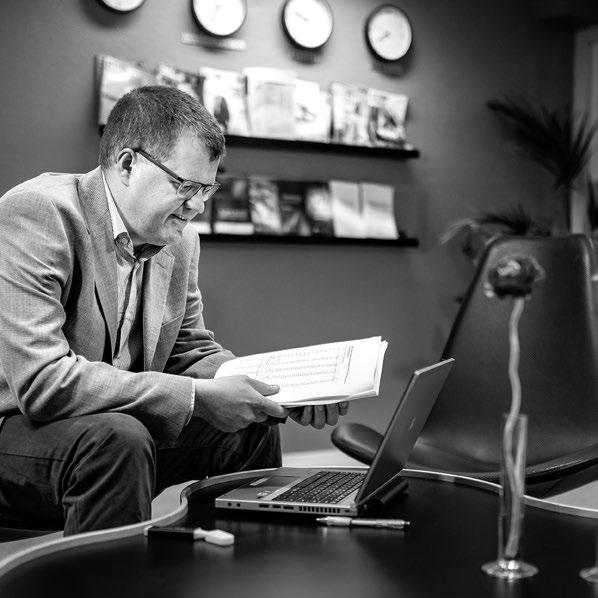 TOBIAS SVANSTRÖM PROFESSOR I FÖRETAGSEKONOMI MED INRIKTNING MOT REDOVISNING 1 JUNI 2018 Med fokus på revisorer, revisionsteam och kvalitet Tobias Svanström forskar om revisorer och de olika faktorer
