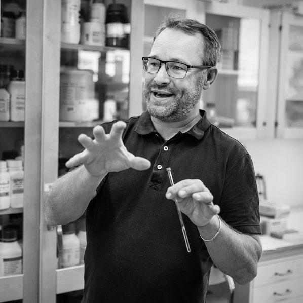 MAGNUS WOLF-WATZ PROFESSOR I BIOFYSIKALISK KEMI 1 MAJ 2018 Magnus Wolf-Watz föddes 1971 i Umeå. Han avlade civilingenjörsexamen inom biokemi vid KTH 1996.