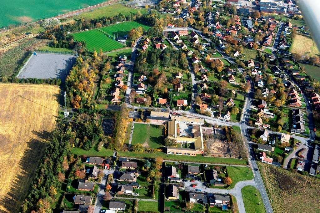 Söder om planområdet finns detaljplan. Närmsta bostadstomt finns ca 30 meter från planområdet och ca 70 meter från tänkt placering av hallen.