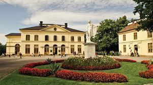 Drottningholms slottsteater Drottningholms Slottsteater, Drottningholmsteatern, Drottningholms slottsområde på Lovön utanför Stockholm är en unik 1700-talsteater den bäst bevarade i världen med ett
