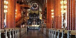 Storkyrkan i Stockholm Storkyrkan är en av Stockholms äldsta kyrkor som fortfarande används som församlingskyrka. Den första delen kan spåras tillbaka till år 1306.