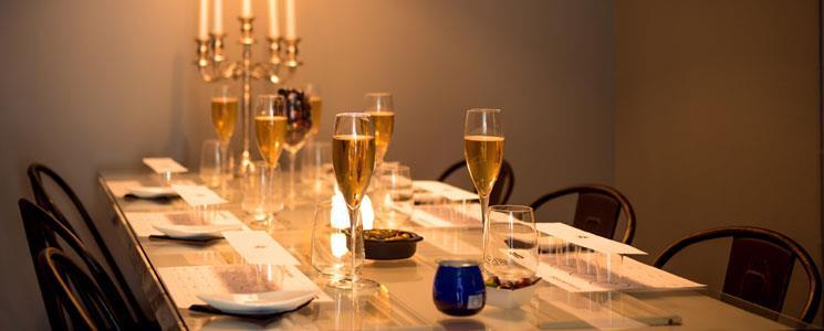 Olje- och olivprovning Mottagning i butiken med ett glas prosecco eller alkoholfritt alternativ och tilltugg. Presentation av olivträdets kulturhistoria och skötsel från plantering till skörd.