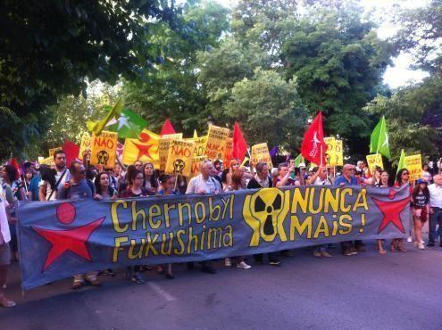 8 Vänsterblocket i en demonstration i Lissabon mot oljeprospekteringar och i den iberiska demonstrationen i Almaraz mot ett kärnkraftverk.