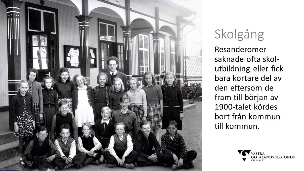 Första gången de fick rätt att bosätta sig var 1917, då var kvinnan 15 år. Kvinnan födde en son 1929. Sonen gick i folkskolan, 6 år varannan dag. (Han sitter på bilden längst ner till höger).