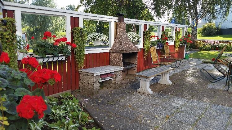 fönsteröppningar där det står vackra blommor.