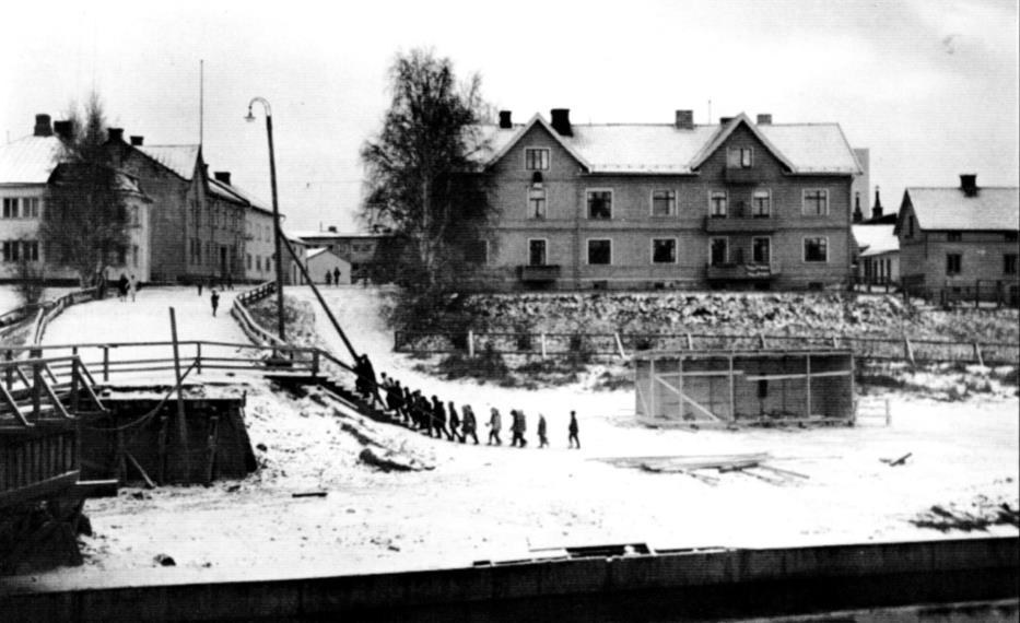 Bilden nedan visar hur området såg ut 1958 där husen med adresserna Kyrkgatan 16 och 18 nu finns.