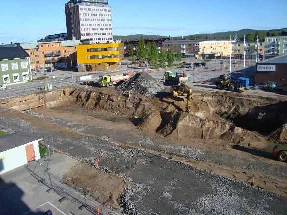 Föreningen ställdes inför alternativen att bygga eget garage på den mark man ägde - vilken inte var stor - eller lösa in sig i det nya parkeringshuset.