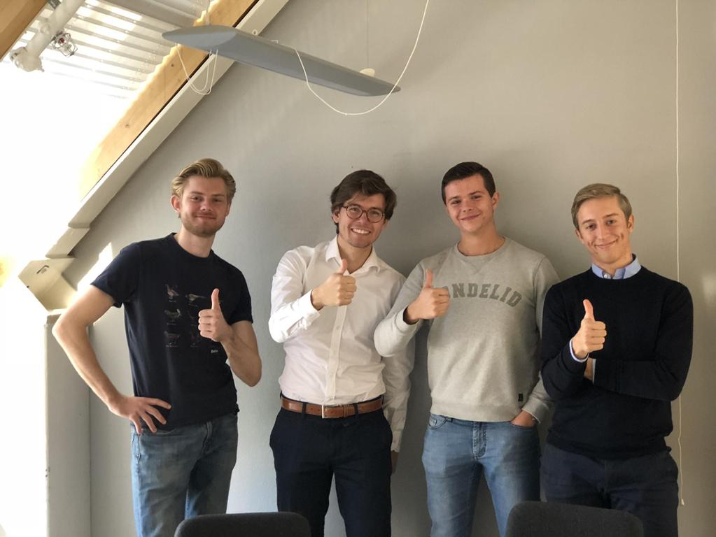 Grupp 4: Vilhelm Samuelsson, Tobias Anderberg, Adam Krusvar, Johan Sundin Hobbyprojektet som blev affärsverksamhet Det startades som ett icke-kommersiellt hobbyprojekt i syfte att bli bättre på