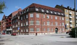(SB) Ett sextonvåningshus med totalt sextiofem lägenheter fördelade på två- och trerummare. På nionde våningen finns gym och tvättstuga.