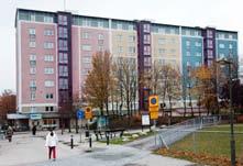 (TB) Fyravåningshus beläget mittemot Johanneskyrkan och i närheten av Triangelns köpcentrum. Lägenheterna har ett till två rum med kokvrå men saknar balkong.