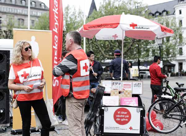 Manifestationen Alla barns rätt till sin familj på Stortorget i Malmö, maj 2016. Nationellt Svenska Röda Korset är en demokratisk styrd förening med 121 000 (121 000) medlemmar vid utgången av 2016.
