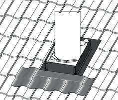 Ta bort skyddsfolien och tryck fast den aluminiumförstärkta gummiduken mot topparna på takpannorna och mot överbeslaget.