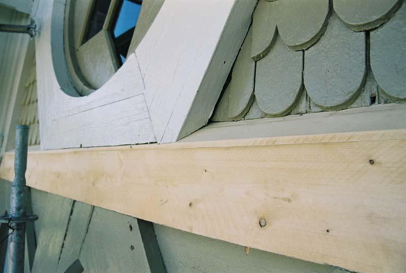 Plåttäckningen under ljudluckorna sattes tillbaka (neg nr 06M087/23). Bild 5.