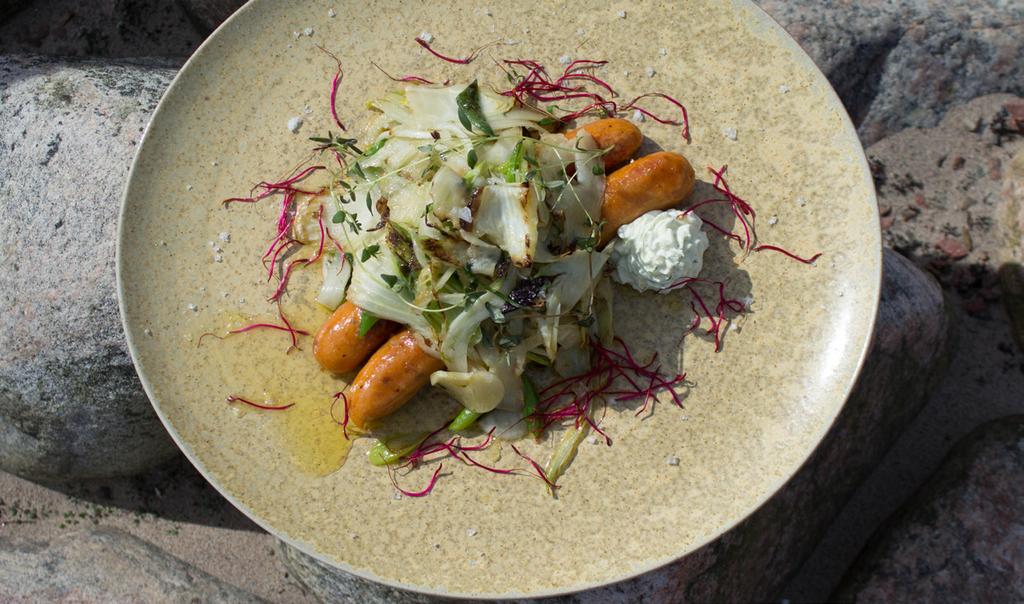 Laxkorv, råstekt fänkål, lök & pepparrotsrème 20 min Förrätt: 2 portioner, huvudrätt: 4 portioner Lätt 2 stånd färsk fänkål 1 supersolo vitlök 2-3 sticklökar 100 g färskost naturell 1 msk riven