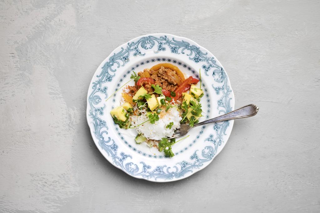 Aktiv tid: 25 30 min Total tid: 30 35 min DAG 3 CHIPOTLEKALKON MED GRODDSALSA OCH RIS 2 port valfritt ris 1 gul paprika 100 g gul lök (1 2 st) 1 msk smör 2 vitlöksklyftor 1 msk tomatpuré 1 tsk