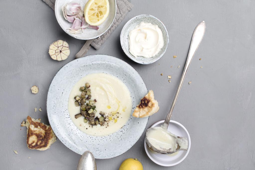 Aktiv tid: 35 40 min Total tid: 35 40 min DAG 4 CITRONDOFTANDE PALSTERNACKS- SOPPA MED STEKTA BRÖD OCH VITLÖKSSMETANA 500 g palsternacka 100 g gul lök (1 2 st) 1 ½ msk olivolja 2 ½ vitlöksklyftor 1