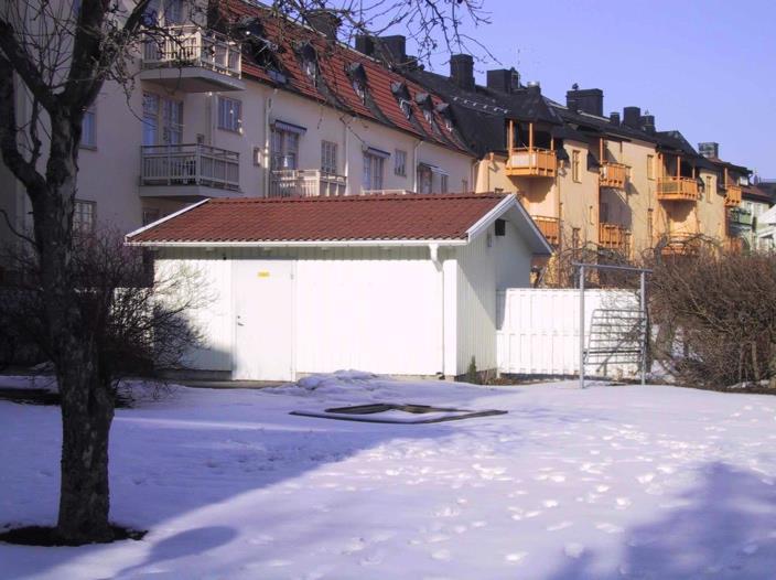 Figur 9 Miljöhus för mat- och restavfall, förpackningar och returpapper. Exempel på placering i lägenhetsområde i Västerås.
