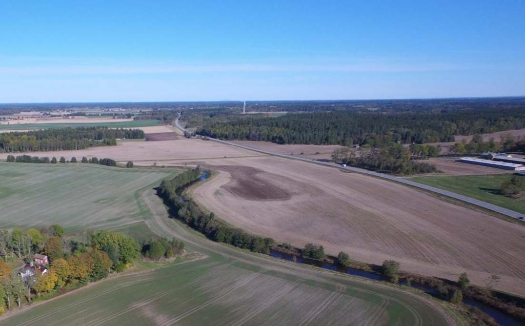 2:4 Skogsklädda bergshöjder med slutet skogslandskap Det öppna slättlandskapet är flackt och utgörs huvudsakligen av storskalig åkermark.