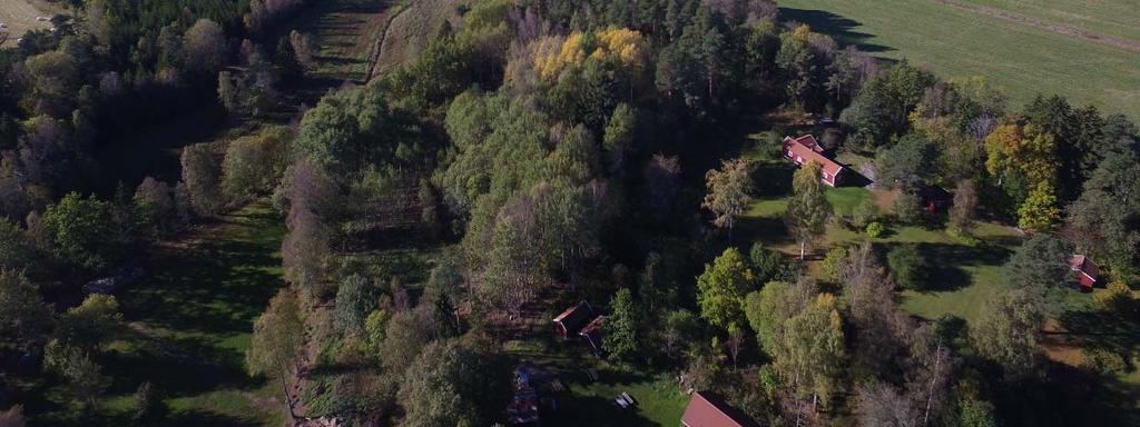 Åkermarken utgörs av rationella, stora brukningsenheter. Några få skogspartier bryter av odlingslandskapet, bl a Granhagen.