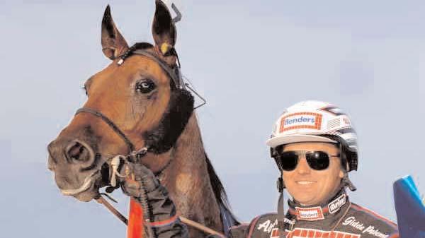 Gulddivision (Gr II Nat) Solvalla 18 maj. Lätt bana. 590.000 kr. 1609 m. 1 Bellman Töll 11,3 300.000 168 Ohlsson Ulf 2 Tag The Devil* (US) 11,6 150.000 88 Svanstedt Åke 3 Harlans Boogie 11,7 75.