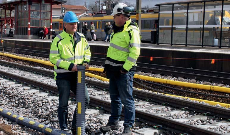 rör Utbytbara låsklämmor Björn Svensson, produktchef på Pipelife och Stefan Hult, Segermo Entreprenad AB, med Pipelife Divio på Herrljunga centralstation.