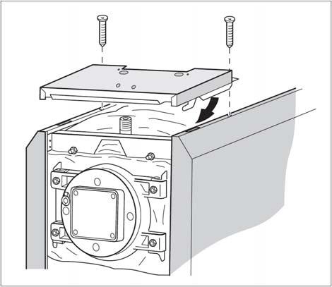 Lägg den främre pannkåpan ovan på sidovägskanten, och tryck den framåt, till tapparna i höger och vänster sida griper in i urgröpningarna (fig.13).