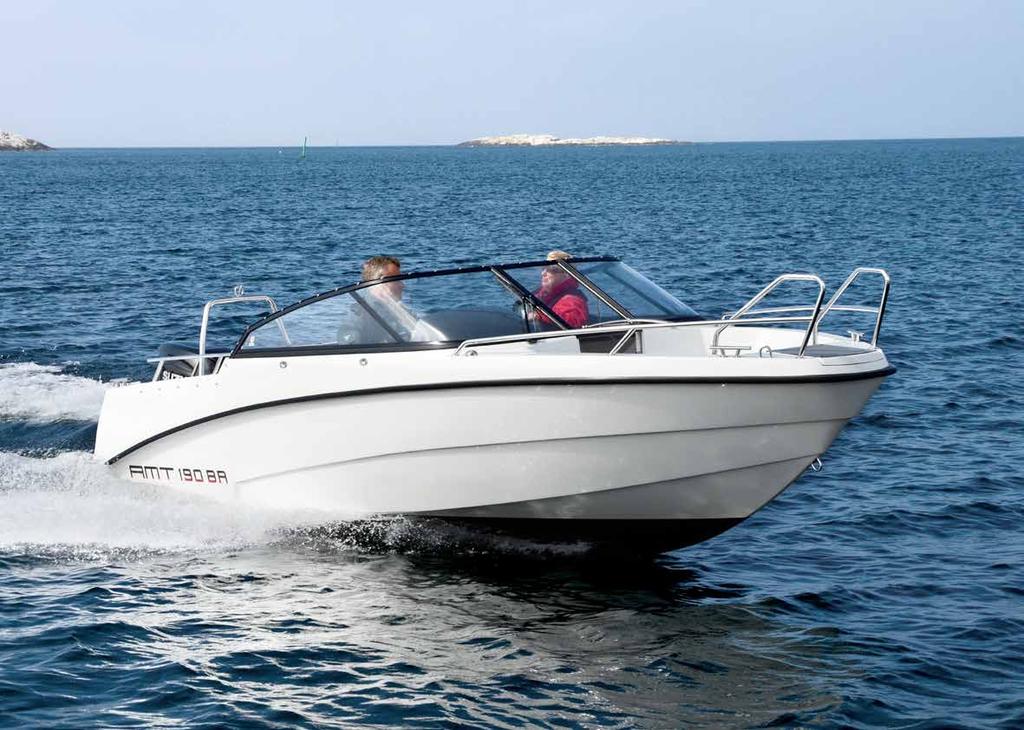 AMT 19OBR AMT-familjens nykomling är en fartfylld förbindelse- och nöjesbåt med ett sportigt skrov.
