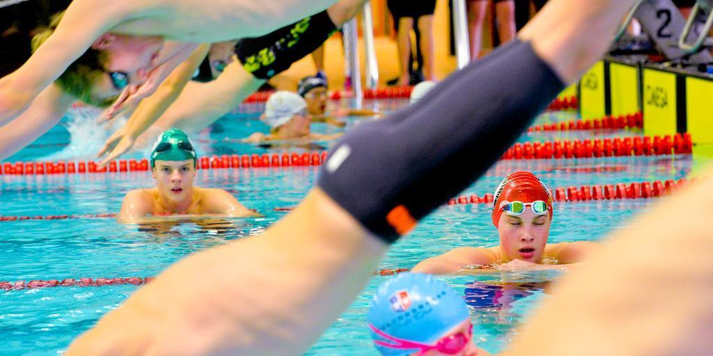 Situationen idag för simhallar och simkunskaper i Sverige Idag ska elever som går ut årskurs sex enligt Skolverket klara att simma minst 200 meter och hantera nödsituationer vid vatten.