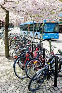 2.2 Förklaring till utvecklingen Transportsektorns utsläpp av växthusgaser påverkas av tre faktorer: trafikvolymen, energieffektiviteten i systemet och andelen fossil energi. 2.2.1 Utveckling av trafiken Trafiken på vägnätet ökade under 2016 med ca 2 procent.