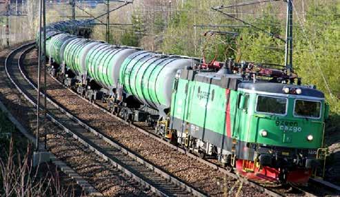 och järnvägars fysiska påverkan på vattenområden utgörs framför allt av trummor som kan utgöra vandringshinder för vattenlevande organismer, men även broar, bankar, hamnar med mera påverkar