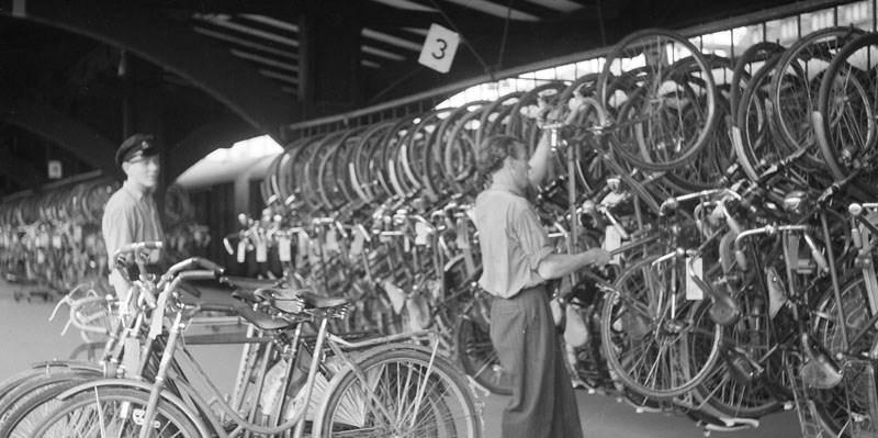Foto: John Kjellström Karlbergsloppet Cykelloppet Hornsberg Tvåmilaloppet 10 Vilken plats? Ett cykelställ 1946.