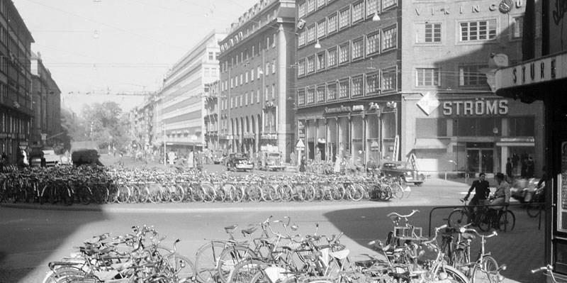 1 Vilken plats? Cykelparkering i cenrala Stockholm 1946.