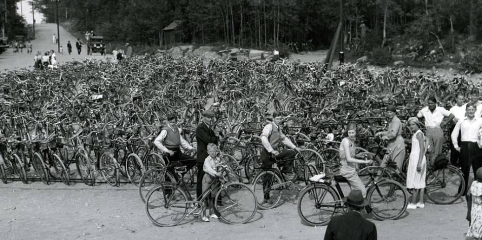 5 Vilken plats? En man med cykel 1943. Foto: Lennart af Petersens Hantverkargatan/Pilgatan Bergsunds strand/lindvallsgatan Kungsgatan/Malmskillnadsgatan 6 Vilken plats?