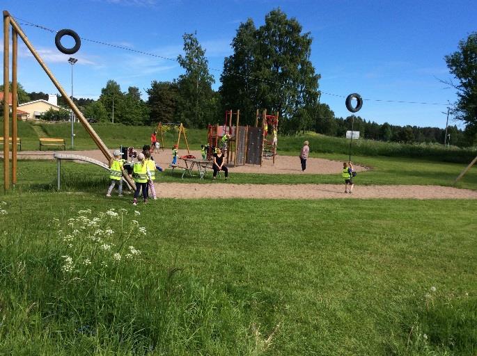 Vi fikade alla avdelningar tillsammans med fruktsallad med jordgubbar och grädde.