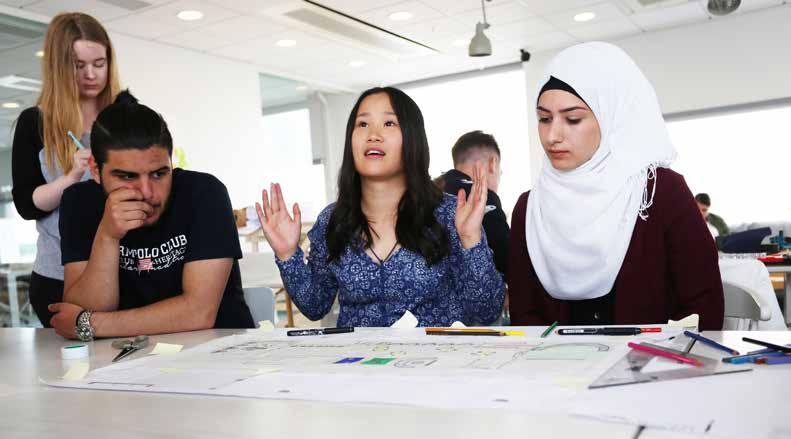 Tilde Höst, Ali Nasser, Jenny Wang och Olfat Alzoubi deltar i en designprocess inom projektet KRUT på Malmö stadsbibliotek, med Ung i Sommarpraktikanter, White arkitekter och Tjejer i förening.