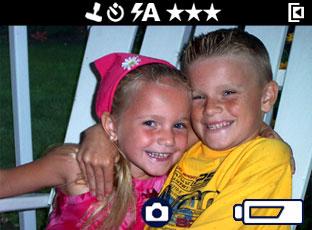 4 Granska bilder och videoklipp Tryck på Review (Granska) när du vill visa och arbeta med bilder och videoklipp som finns lagrade i internminnet eller på minneskort.