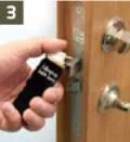 Men ett av ytterdörrens lås, tillhållarlåset även kallat polislåset ska inte smörjas. Om du smörjer det kan låsmekanismen förstöras och då måste en låssmed borra upp det.