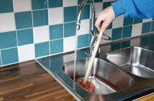 Fett och matrester kan täppa till diskhons vattenlås och avloppsrör så att diskvattnet inte rinner undan.