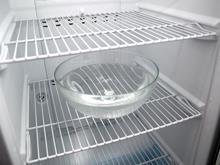 Men tänk på att inte ställa in varm mat i frysen, för då blir ångan till is. Om det börjar bli svårt att dra ut lådorna eller att stänga dörren är det hög tid att frosta av frysen.