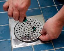 Rensa golvbrunnen Har du stopp i golvbrunnen eller problem med dålig lukt i badrummet? Då är det förmodligen dags att rensa avloppet. Det är snabbt gjort och här visar vi hur det går till.