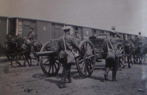 Artilleriet Fältartilleriet När kriget utbröt hade man just börjat en ombeväpning af det ryska fältartilleriet med snabbskjutande material m/1900.