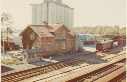 Göteborg-Borås Järnväg (GBJ) byggdes under åren 1892 1894 och invigdes den 15 december 1894. Stationshuset i Mölndal ritades av Adrian C. Peterson, uppfördes av byggmästaren Joh.