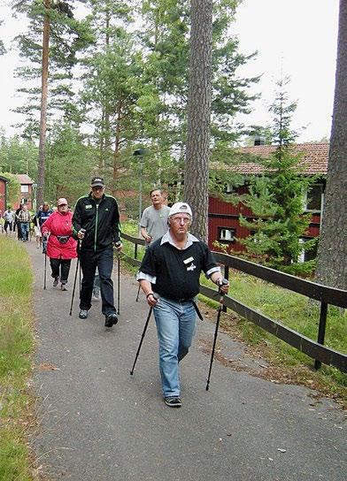 Du får prova på olika motionsaktiviteter som vattengympa, sittgympa och stavgång.