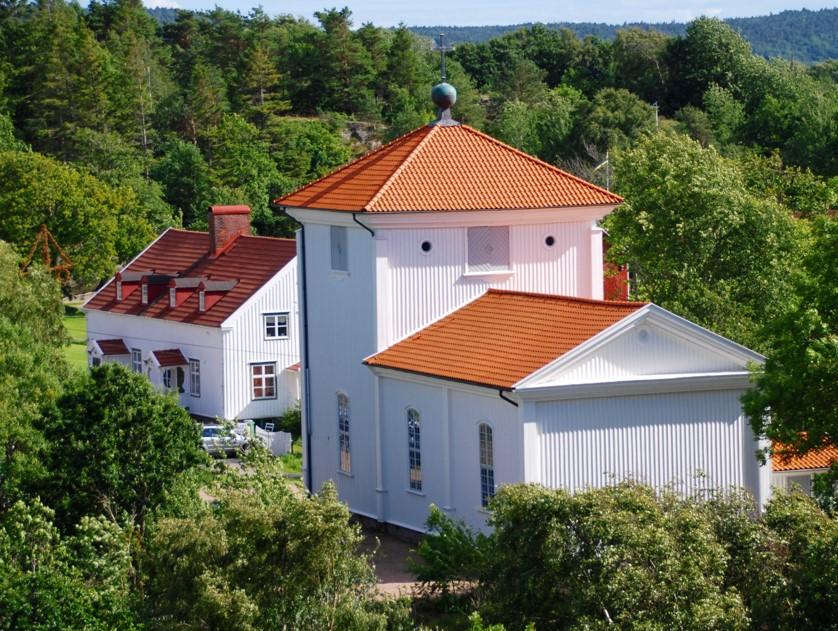 Vi har också i många år försökt få väderskydd vid färjelägena på Dragsmark och på Ängön.